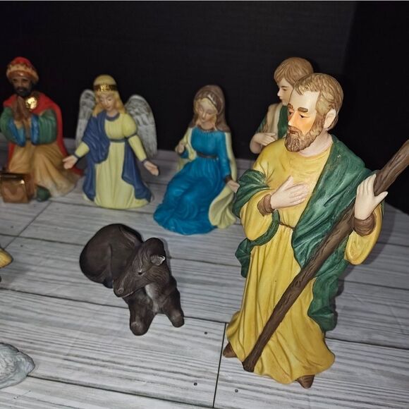 Vintage Traditions 12 Piece Porcelain Holiday Nativity Set Hand Painted #75177 - Picture 8 of 13